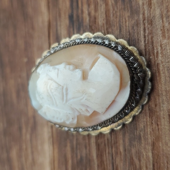 98 stamped gold Antique cameo brooch carved timeless treasure B202